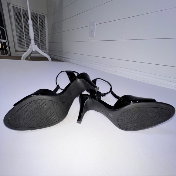 Gianni Bini Peep Toe Black Patent T Strap Heels Size 7 - Picture 7 of 7